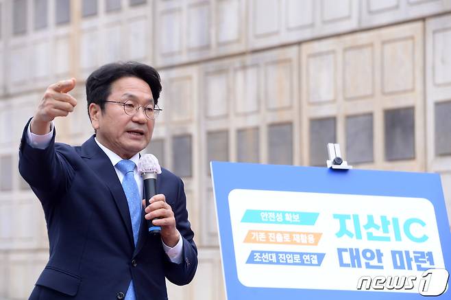 강기정 광주시장이 19일 오후 광주 제2순환도로 지산IC에서 '진출로 대안 발표 현장설명회'를 열고 방안을 발표하고 있다. 2023.4.19/뉴스1 ⓒ News1 이승현 기자