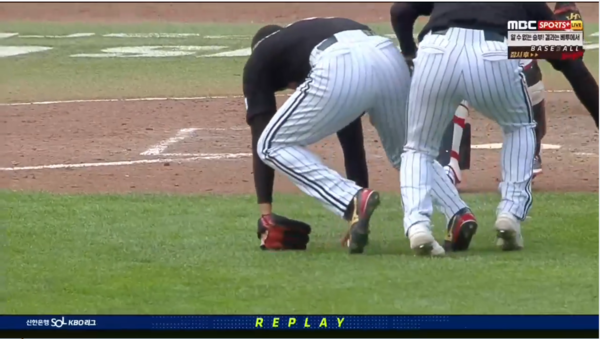 포구하는 정우영과 문보경. ⓒMBC spors+ 중계 캡처