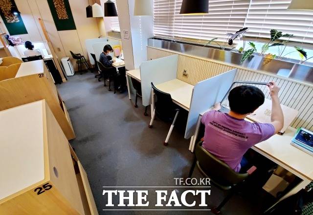 모든 중학생이 스터디카페에 놀러 오는 것은 아니다. 경기 성남시의 중학생 한모(15) 양은 "가고 싶은 스터디카페가 있는데, '중학생 출입제한'이라니 아쉽고 억울하다"고 했다. 사진은 기사 내용과 관련 없음. /더팩트DB