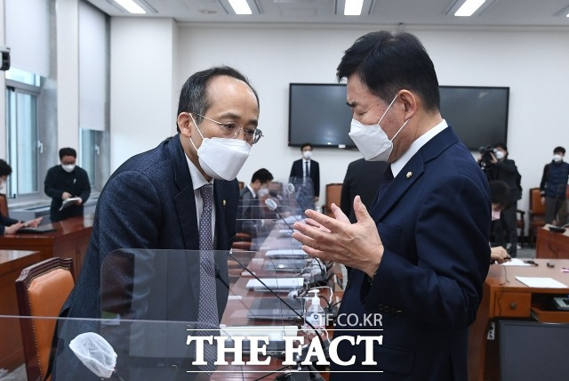 국회 윤리특별위원회(윤리특위)가 사실상 유명무실해지면서 제도 개선이 필요하다는 지적이 나온다. 윤리특위 국민의힘 추경호 원내수석부대표(왼쪽)와 김진표 전 2윤리특별위원장. /남윤호 기자