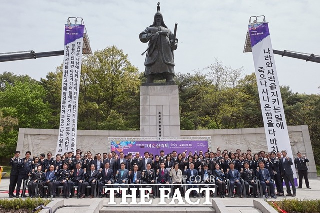 충남 아산시가 성웅 이순신 장군 탄신 제478주년을 맞아 신정호 이순신 동상 앞에서 탄신주간 선포와 함께 친수식을 실시했다. / 아산시