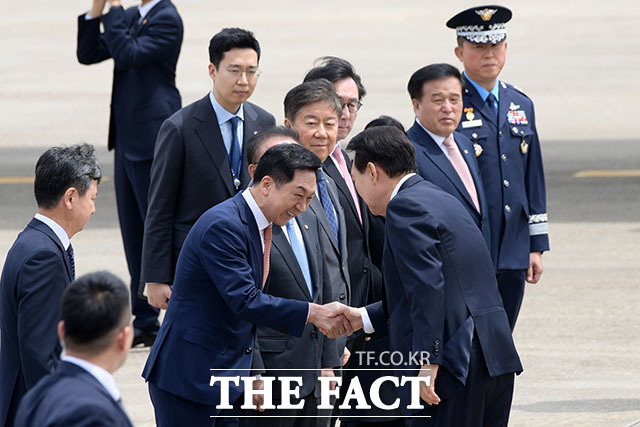 이날 윤 대통령의 환송식에 참석한 김기현 국민의힘 대표가 인사하고 있다.