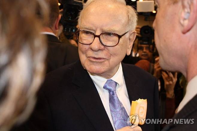 아이스크림을 먹는 워런 버핏 버크셔해서웨이 회장. [이미지출처=연합뉴스]