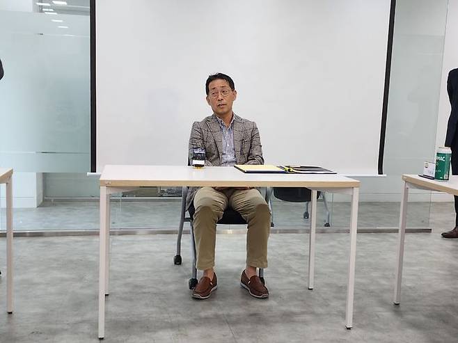 20일 오후 서울시 강남구 삼성로에 위치한 노랑푸드 본사에서 송민규 대표이사가 기자들과의 만남에서 다양한 질의응답을 하고 있다.ⓒ임유정 기자