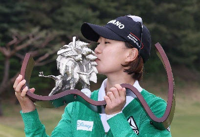 한국여자프로골프(KLPGA)투어 데뷔 9년 차인 최은우가 23일 넥센·세인트나인 마스터즈에서 우승한 뒤 트로피에 입을 맞추고 있다. 우승 트로피는 세인트나인 골프공에 그려진 사자 캐릭터 레오를 형상화했다. KLPGA 제공