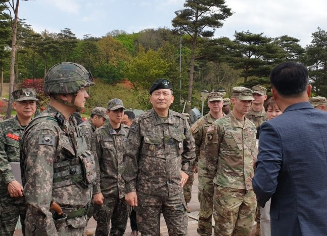 김승겸 합참의장(육군 대장)이 20일 경북 성주의 사드(THAAD) 기지를 방문해 북한의 미사일 위협에 대비한 방공작전 태세를 점검하고 있다. 합참 제공