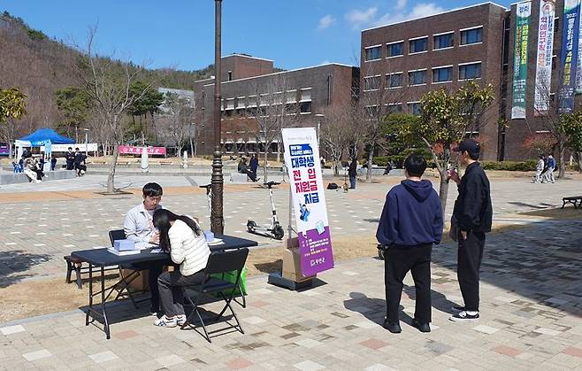 전남도가 지속적인 인구 감소에 능동적으로 대응하고 실효성 있는 인구문제 해법을 마련하기 위해 '우문인답(우리의 문제는 인구가 답이다)' 아이디어 공모를 추진한다. 사진은 전남도가 인구 정책으로 추진 중인 '전남품애(愛) 주소 갖기 운동' 모습. 사진=전남도 제공