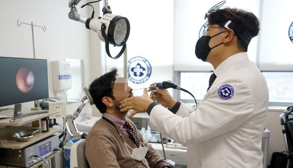 외국인 환자 진료하는 조선대학교병원 의료진. 조선대병원 제공