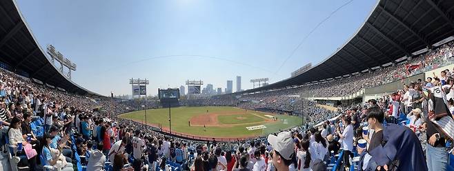 2023 KBO리그 개막 이틀째인 2일 오후 서울 잠실야구장에서 열린 롯데 자이언츠와 두산 베어스의 경기를 찾은 관중이 열띤 응원을 펼치고 있다. 연합뉴스