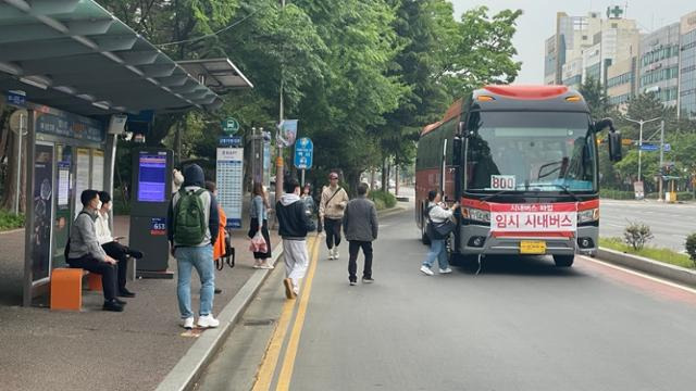 경남 창원지역 시내버스가 파업에 들어간 지난 19일 오전 창원시 성산구 신월동 은아아파트 앞 정류소에서 시민들이 임시버스에 올라타고 있다. 뉴스1