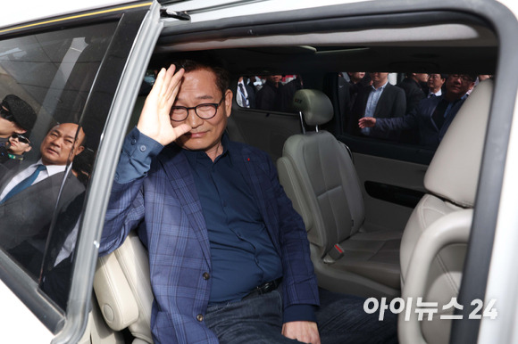 '2021년 전당대회 돈 봉투 의혹' 핵심 당사자인 송영길 전 더불어민주당 대표가 24일 오후 인천국제공항을 통해 귀국, 차량에 탑승해 인사를 하고 있다. [사진=김성진 기자]