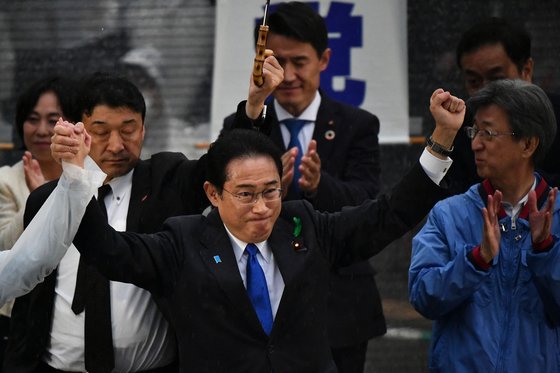 지난 15일 일본 지바현 보궐선거 지원유세에 나선 기시다 후미오 일본 총리가 청중들에게 지지를 호소하고 있다. AFP=연합뉴스