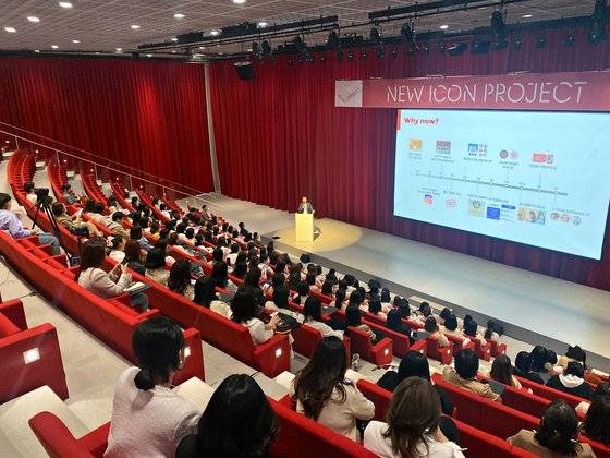 아모레퍼시픽은 뉴커머스(옛 방문판매) 채널의 카운셀러(방문판매원)들도 온라인 판매가 가능하도록 커머스몰 서비스를 이달부터 시범 운영할 계획이다. 2040 카운셀러 육성을 위한 뉴아이콘 프로젝트도 3~5월 진행한다. 250여 명의 카운셀러가 참여하고 있는 뉴아이콘 세미나 모습. 사진 아모레퍼시픽