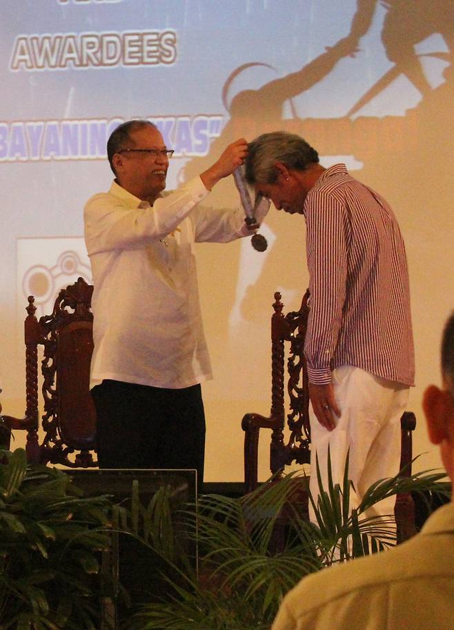 지난 2012년 구조활동에서 공을 세운 이중현씨가 베니그노 아키노 3세 필리핀 대통령으로부터 훈장을 수여받고 있다. 이중현씨 제공