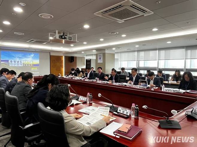 24일 충남도청 중회의실에서 열린 ‘충청남도 인구정책 기본계획 수립 연구용역’ 최종보고회 모습. 충남도 제공