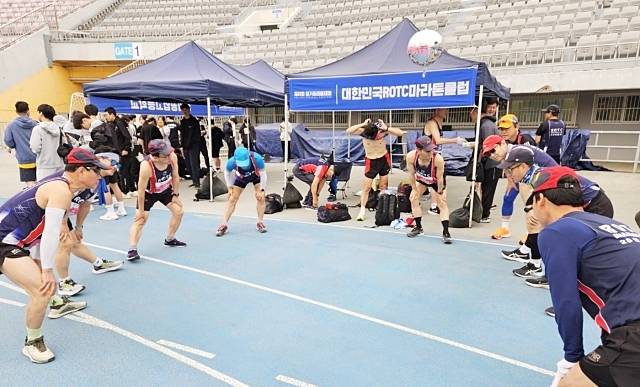 몸 풀고 있는 ROTC 선후배들. 한수진기자