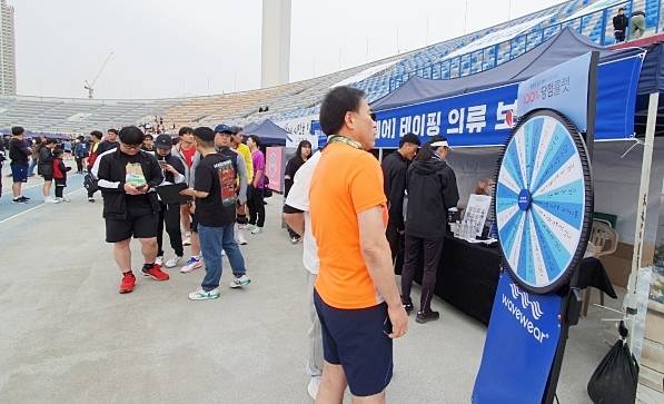 대회에 참가한 선수들이 룰렛 경품 이벤트에 참여하고 있다. 송상호기자