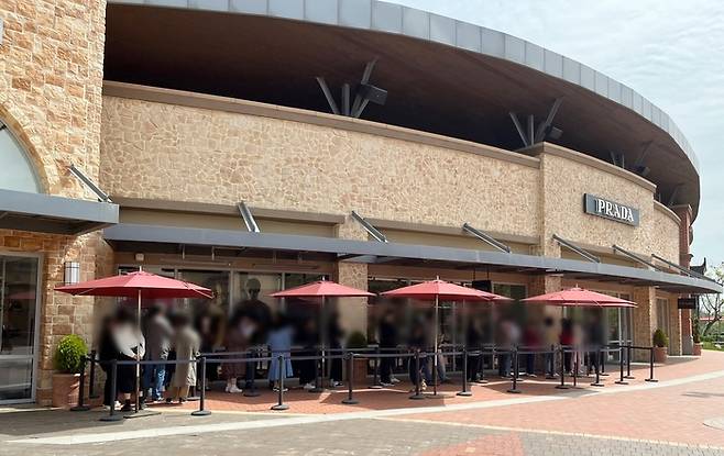 지난 22일 오전 신세계 프리미엄 아울렛 여주점 명품 매장 앞에 소비자들이 대기하고 있다. [최아영 기자]