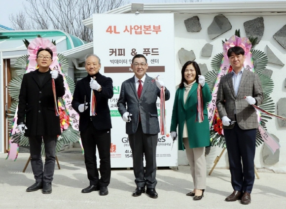 청계산4L이 퇴직 후 문화와 배움으로 시너지 창출이 가능한 신청년센터를 오픈했다. (왼쪽부터) 이창오 지케스인터내셔널 부사장, 신승중 호서대벤처대학원 교수, 박영찬 지케스인터내셔널 대표, 윤의순 글로벌또하나의가족재단 이사장, 정성문. 지케스 컨설팅사업부 부사장. /사진=청계산4L