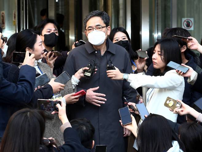 검찰이 곽상도 전 국회의원 뇌물혐의를 수사하는 것과 관련해 산업은행을 압수수색 중이다. 사진은 지난 2월8일 곽상도 전 국회의원이 1심 선고 공판을 마친 뒤 법정을 나서는 모습이다. /사진=뉴스1