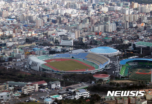 [제주=뉴시스] 우장호 기자 = 상공에서 바라본 제주종합경기장과 제주시 구도심 모습. (뉴시스DB) woo1223@newsis.com