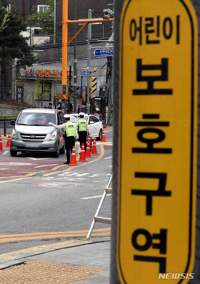 [서울=뉴시스] 조성봉 기자 =  지난 14일 오후 서울 서대문구 고은초등학교 인근에서 경찰이 음주단속을 하고 있다. 경찰은 최근 대낮 음주운전이 증가함에 따라 앞으로 7주간 대낮 음주 특별 단속을 진행할 예정이다.  2023.04.14. suncho21@newsis.com <사진은 기사와 직접 관련 없음>