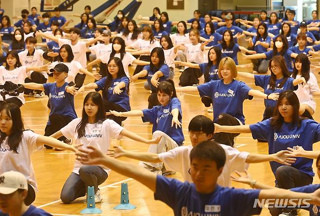 [수원=뉴시스] 김종택 기자 = 아주대학교 외국인 유학생들이 24일 경기도 수원시 아주대학교 체육관에서 개교 50주년을 맞아 K팝 플래시몹 공연을 펼치고 있다. 2023.04.24. jtk@newsis.com