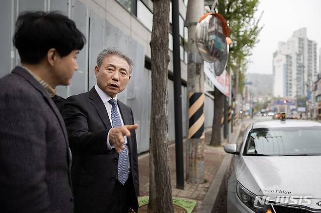 [인천=뉴시스] 교통 관련 시설 현장방문한 윤환 인천 계양구청장. (사진=계양구 제공)