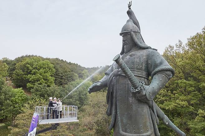 아산 신정호 이순신 동상 친수식 모습. 아산시 제공