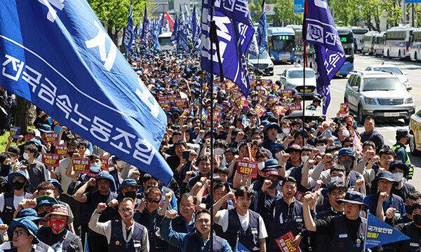 지난 19일 전국금속노동조합 조합원들이 서울 용산구 한강대로에서 숭례문 방향으로 행진하기 전 노동시간 개편, 직무성과급 임금제 도입 등 정부 노동정책을 규탄하며 구호를 외치고 있다. 연합뉴스