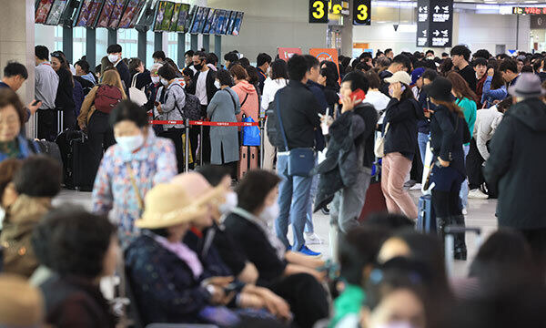 제주국제공항 출발층이 대체 항공편을 구하려는 여행객들로 크게 붐비고 있다. 연합뉴스