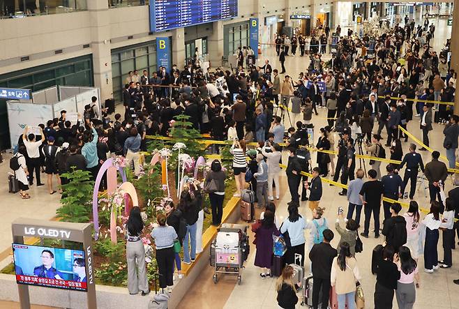 전당대회 '돈 봉투' 의혹에 대한 책임을 지고 탈당 의사를 밝힌 송영길 전 더불어민주당 대표가 24일 오후 인천국제공항을 통해 귀국해 취재진 질문에 답하고 있다.    공동취재