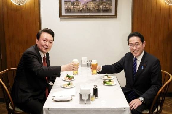 윤석열 대통령과 기시다 후미오 일본 총리가 16일 오후 일본 도쿄 긴자의 오므라이스 노포에서 친교의 시간을 함께하며 생맥주로 건배하고 있다. 2023.3.16 연합뉴스