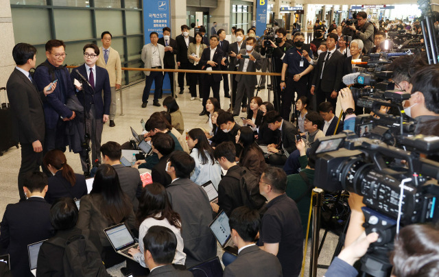 전당대회 '돈 봉투' 의혹에 대한 책임을 지고 탈당 의사를 밝힌 송영길 전 더불어민주당 대표가 24일 인천국제공항을 통해 귀국하고 있다. 영종도=권욱 기자 2023.04.24