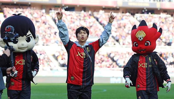 4월8일 오후 서울월드컵경기장에서 열린 2023 프로축구 K리그1 대구FC와 FC서울의 경기 시축자로 나선 가수 임영웅이 팬들에게 인사하고 있다.ⓒ연합뉴스