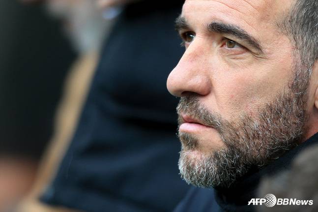 토트넘의 크리스티안 스텔리니 감독대행이 23일 뉴캐슬의 세임트제임스파크에서 열린 잉글랜드 프리미어리그(EPL) 32라운드 뉴캐슬와 원정경기에서 실점한 뒤 실망스러운 표정을 짓고 있다. /AFPBBNews=뉴스1