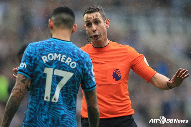 토트넘 크리스티안 로메로가 23일 뉴캐슬의 세임트제임스파크에서 열린 잉글랜드 프리미어리그(EPL) 32라운드 뉴캐슬와 원정경기에서 주심에 항의하고 있다. /AFPBBNews=뉴스1