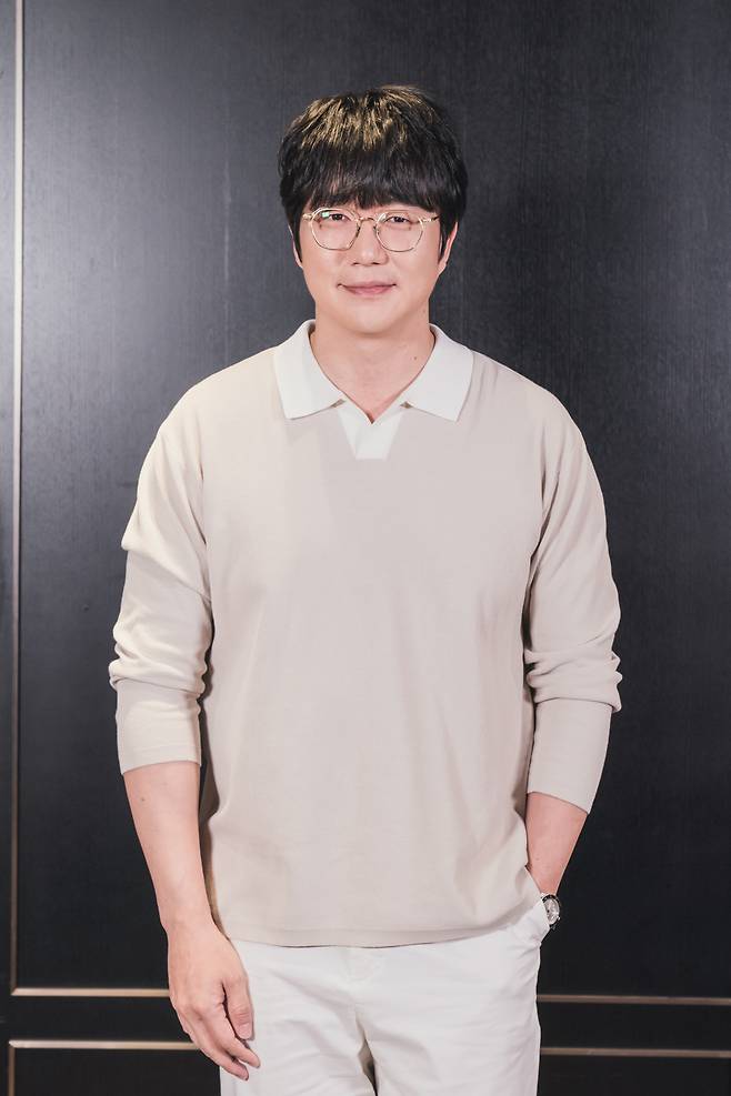 가수 성시경이 24일 오후 서울 CGV용산아이파크몰에서 진행된 티빙 예능 '더 디저트' 언론시사-기자간담회에 참석해 포즈를 취하고 있다. /사진제공=티빙 2023.04.24 /사진=이동훈 기자 photoguy@