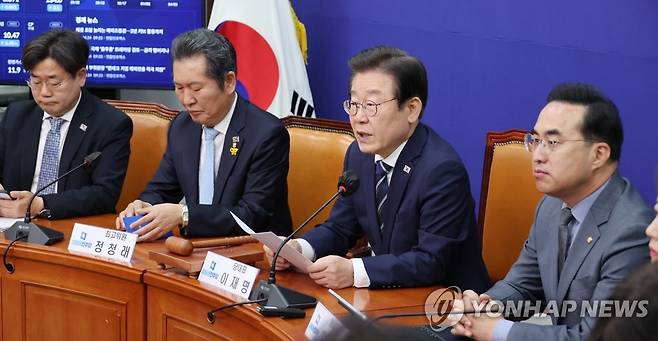 최고위 발언하는 이재명 대표 (서울=연합뉴스) 한상균 기자 = 더불어민주당 이재명 대표가 24일 국회 당 사무실에서 열린 최고위원회의에서 발언하고 있다. 2023.4.24 xyz@yna.co.kr