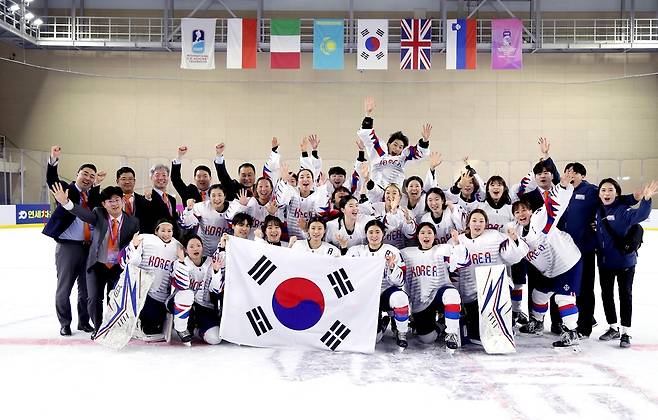우승 이후 태극기를 들고 기뻐하는 한국 여자 아이스하키 대표팀 [대한아이스하키협회 제공. 재판매 및 DB 금지]