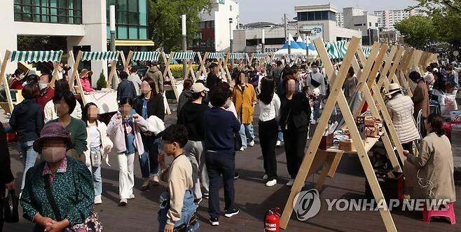 판매 수익금 산불 피해 성금으로 기부해요 (강릉=연합뉴스) 유형재 기자 = 최근 발생한 강릉산불로 위축된 지역 상권 활성화를 위한 플리마켓이 22일 강릉 월화거리에서 열리고 있다.
    23일까지 이틀간 열리는 행사 기간 플리마켓 참여업체들도 자발적으로 판매 수익금의 일부를 산불 피해 성금으로 기부한다. 2023.4.22 yoo21@yna.co.kr