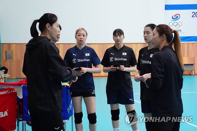 여자배구대표팀 어드바이저로 합류한 김연경 (서울=연합뉴스) 여자배구대표팀 어드바이저(고문)로 합류한 김연경이 24일 충북 진천군 진천국가대표선수촌에서 박은진, 이주아, 이다현, 한유미 코치와 대화하고 있다. 2023.4.24 [대한배구협회 제공. 재판매 및 DB 금지] photo@yna.co.kr