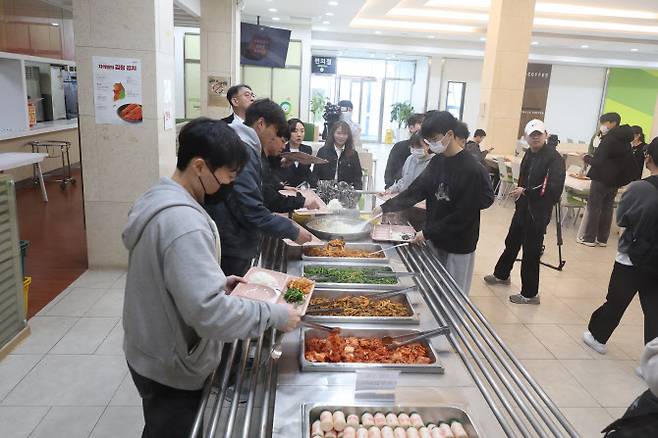 지난 7일 오전 광주 북구 전남대학교 제1학생회관 식당에서 학생들이 ‘천원의 아침밥’을 이용하고 있다. (사진=연합뉴스)