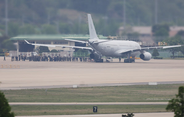 군벌 간 무력 분쟁을 피해 수단을 탈출한 교민 28명이 25일 오후 서울공항에서 우리 공군의 KC-330 ‘시그너스’ 다목적 공중급유기 편으로 입국해 기체에서 내리고 있다.(사진=연합뉴스)