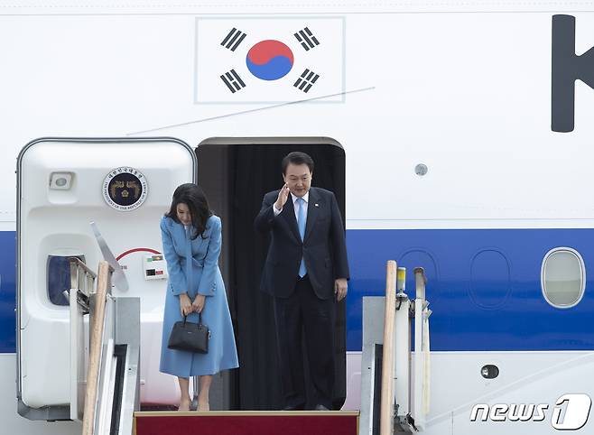 5박7일 일정으로 미국을 국빈 방문하는 윤석열 대통령과 김건희 여사가 지난 24일 경기 성남시 서울공항을 통해 출국하고 있다.  2023.4.24/뉴스1 ⓒ News1 신웅수 기자