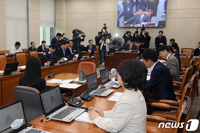 장제원 국회 행안위원장이 25일 오전 서울 여의도 국회에서 열린 행정안전위원회 전체회의에서 의사봉을 두드리고 있다. 2023.4.25/뉴스1 ⓒ News1 황기선 기자