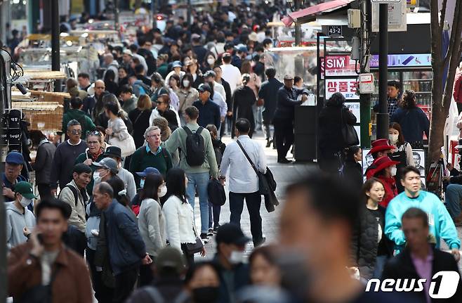 지난 9일 시민과 관광객으로 붐비는 서울 중구 명동거리 (자료사진) /뉴스1