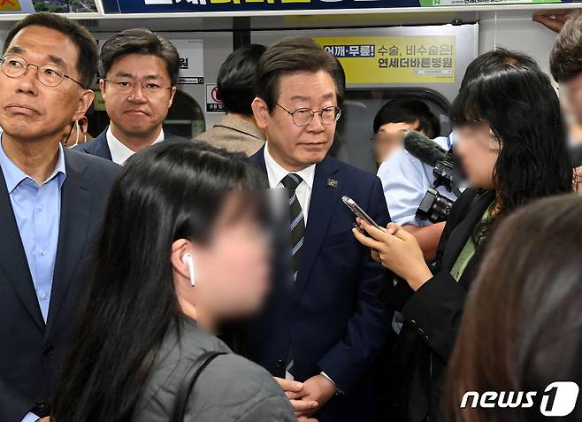 이재명 더불어민주당 대표가 25일 오전 경기 김포시 운양동에서 김포공항으로 향하는 김포골드라인 열차에 탑승하고 있다. 2023.4.25/뉴스1 ⓒ News1 국회사진취재단