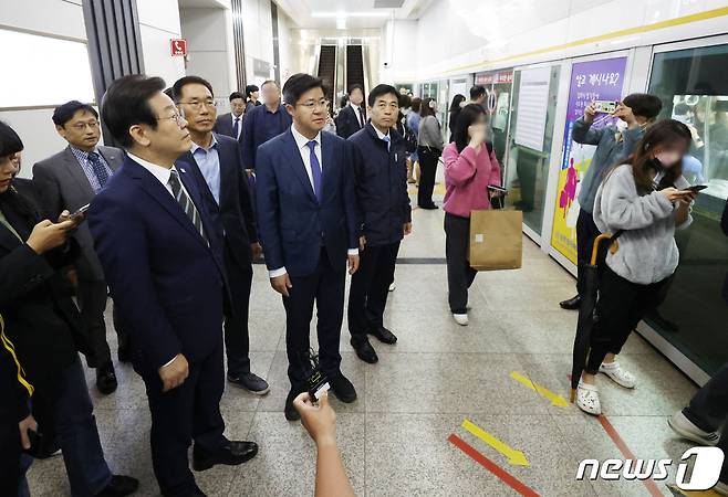 이재명 더불어민주당 대표가 25일 오전 경기도 김포시 김포도시철도(김포골드라인) 운양역에서 열차에 탑승하기 위해 대기하고 있다. 2023.4.25/뉴스1 ⓒ News1 국회사진취재단