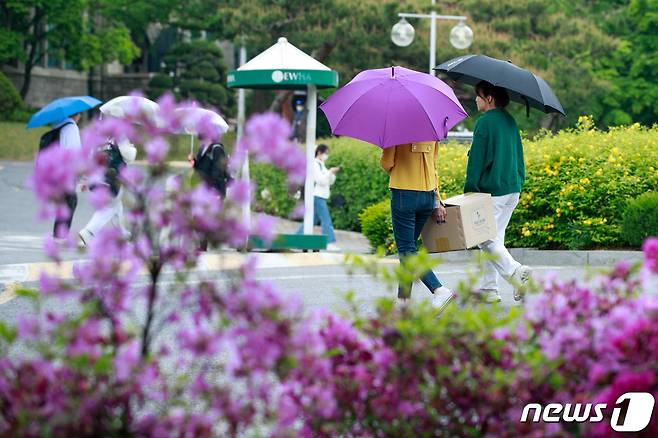 봄비가 내리는 25일 서울 서대문구 이화여자대학교에서 우산을 쓴 학생들이 걸어가고 있다. 2023.4.25/뉴스1 ⓒ News1 안은나 기자